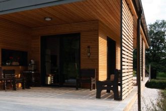 Tấm ốp gỗ thông ngoài trời Lavie Pine ốp trần hiên biệt thự hiện đại