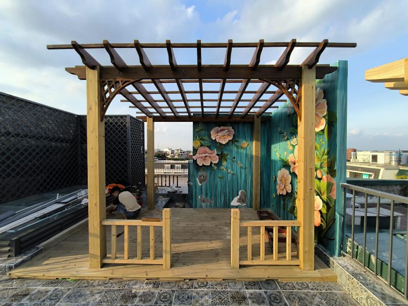 Pergola gỗ thông ngoài trời Lavie Pine tạo bóng mát cho biệt thự sân vườn