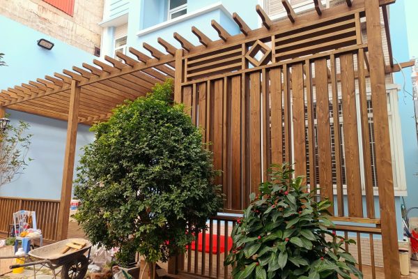 Pergola giàn lam mái gỗ thông ngoài trời Lavie Pine cho biệt thự sân vườn