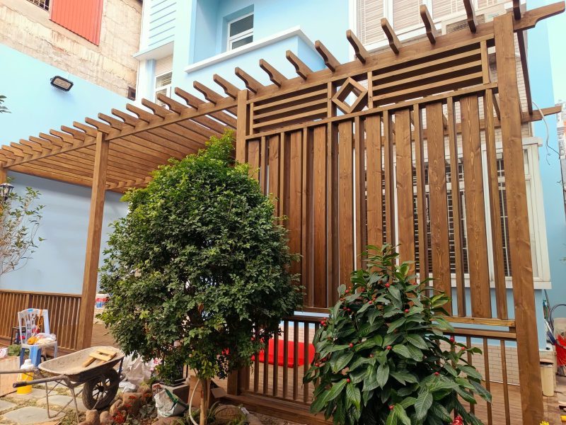 Pergola giàn lam mái gỗ thông ngoài trời Lavie Pine cho biệt thự sân vườn