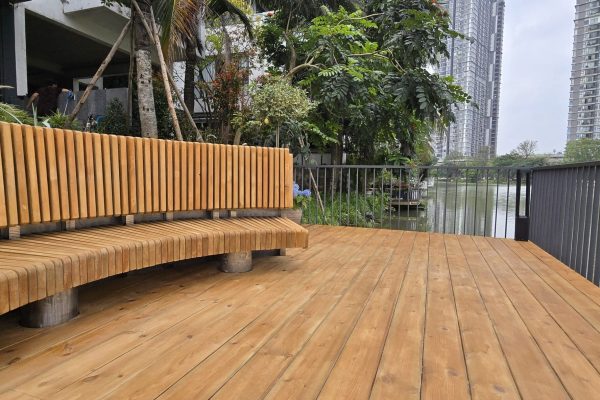 Sàn câu gỗ thông ngoài trời Lavie Pine có lan can cho biệt thự sân vườn ven hồ