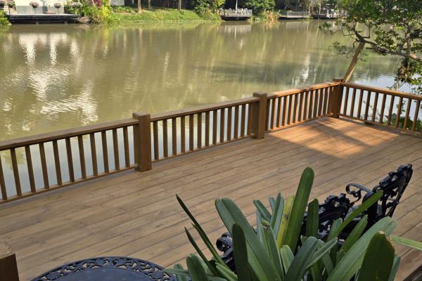 Sàn câu gỗ thông ngoài trời Lavie Pine cho hồ câu và khu du lịch sinh thái