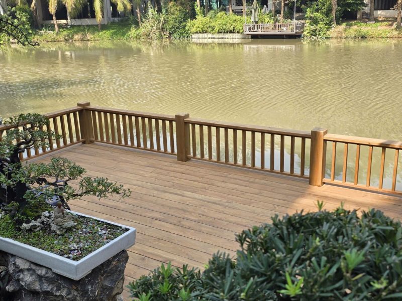 Sàn câu gỗ thông ngoài trời Lavie Pine có lan can cho biệt thự sân vườn ven hồ