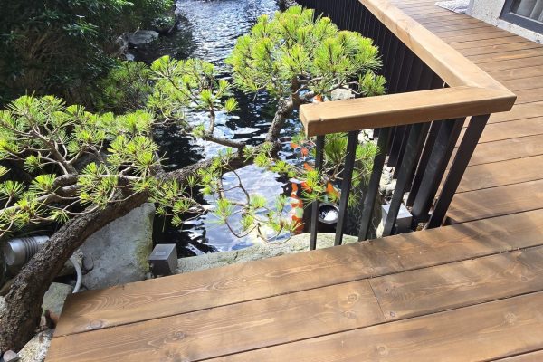 Sàn câu gỗ thông ngoài trời Lavie Pine có lan can cho hồ cá Koi trong biệt thự sân vườn