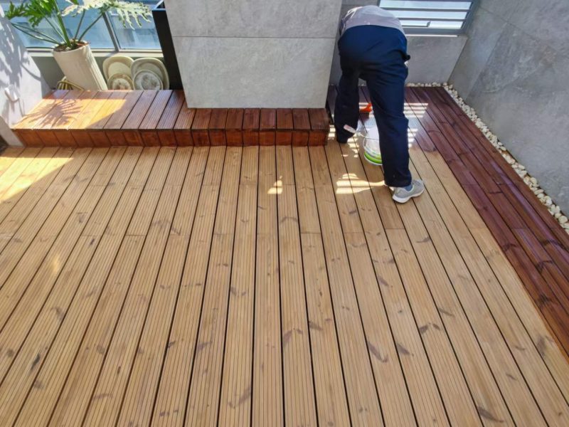Công trình sàn gỗ thông ngoài trời sau nhiều năm sử dụng được bảo dưỡng định kỳ