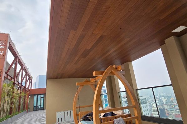Tấm ốp gỗ thông ngoài trời Lavie Pine ốp trần hiên biệt thự hiện đại